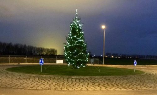 bedrijfskerstboom op rotonde