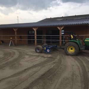 Paarden paddock met schuilstal