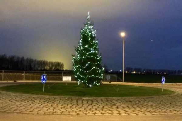 bedrijfskerstboom op rotonde